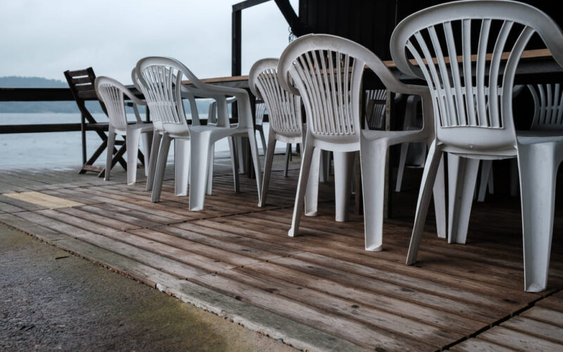 Descubre sillas de plástico en Costa Rica con diseños que simulan madera